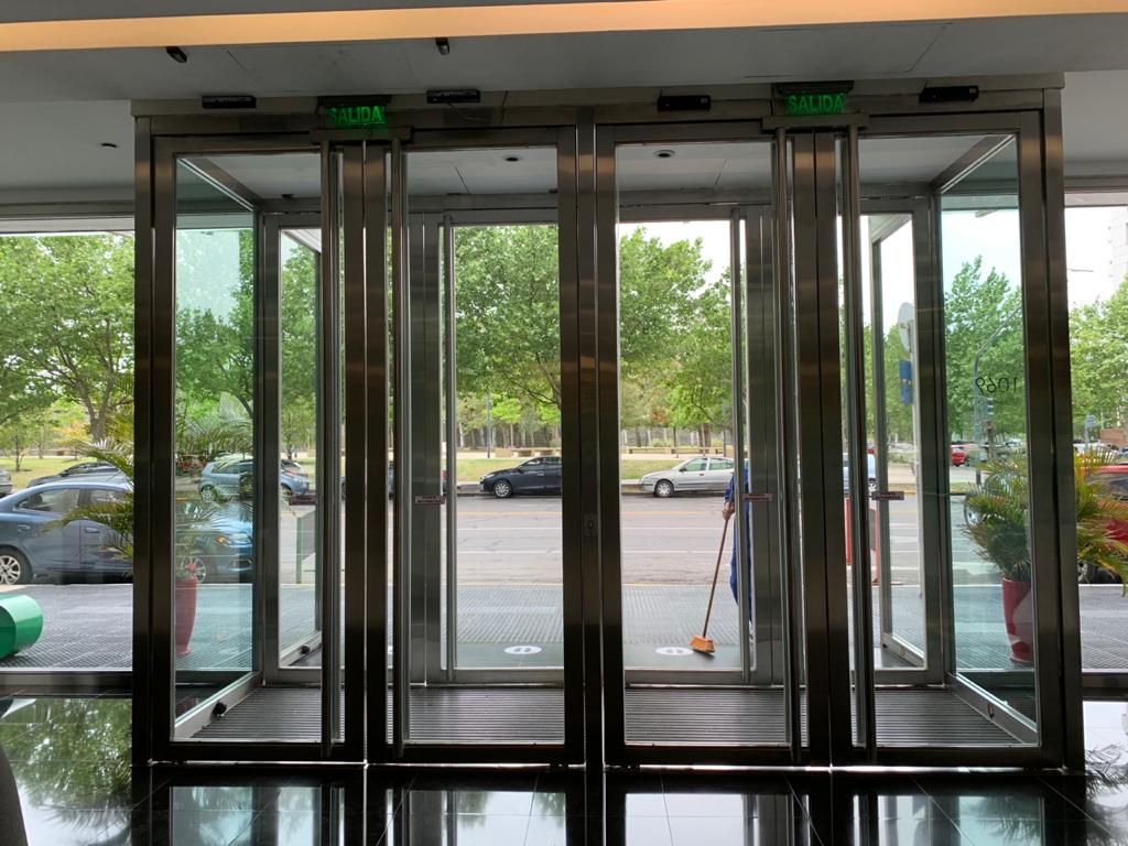 What are the key components of an automatic sliding door motor system?